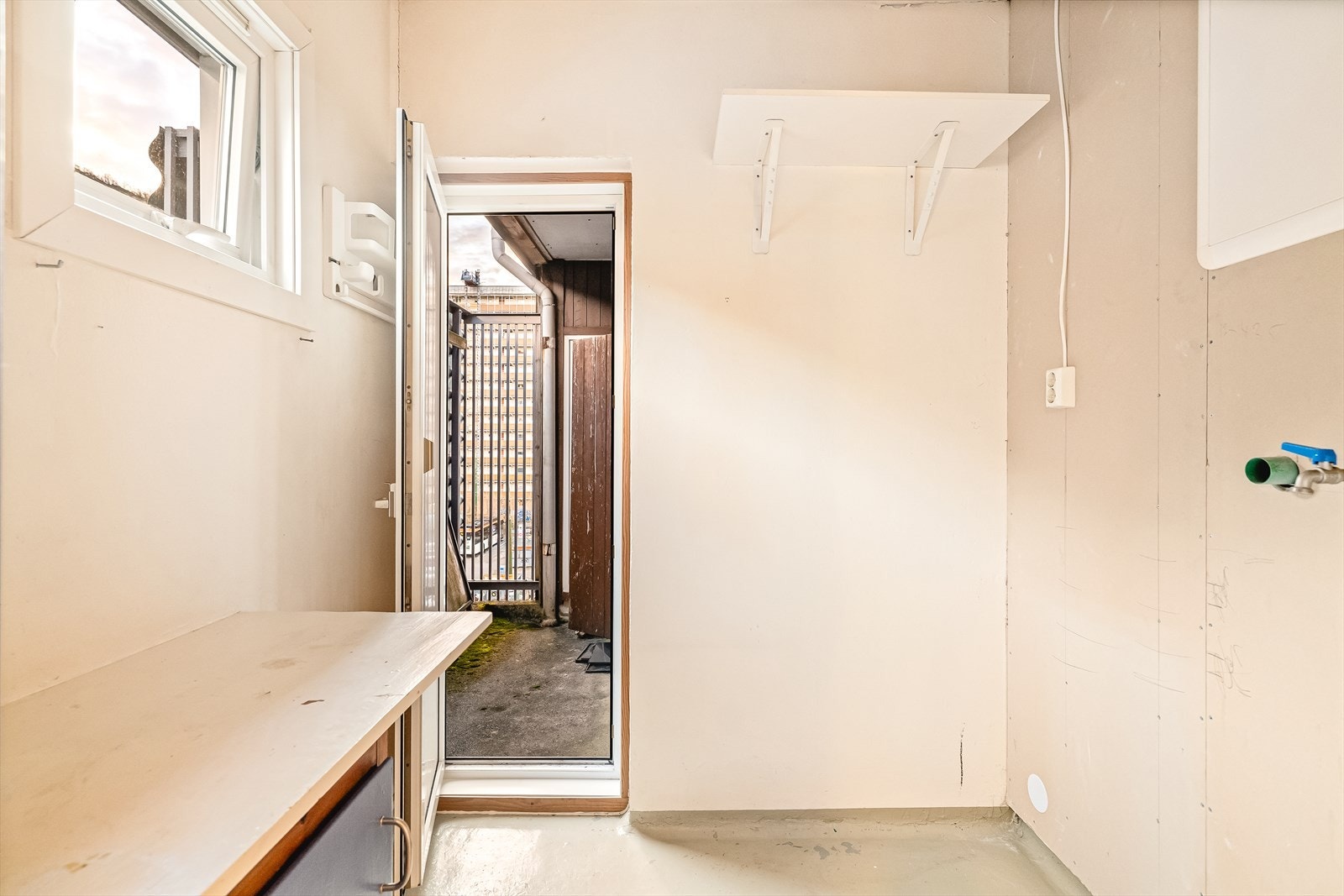 Fra kjøkkenet er det videre inngang til et praktisk vaskerom på 3,1 kvm.
Fra vaskerommet er det utgang til en felles tørkealtan som er delt med naboleiligheten. Her er også praktisk plass til oppbevaring i bod/skap. Galleribilde