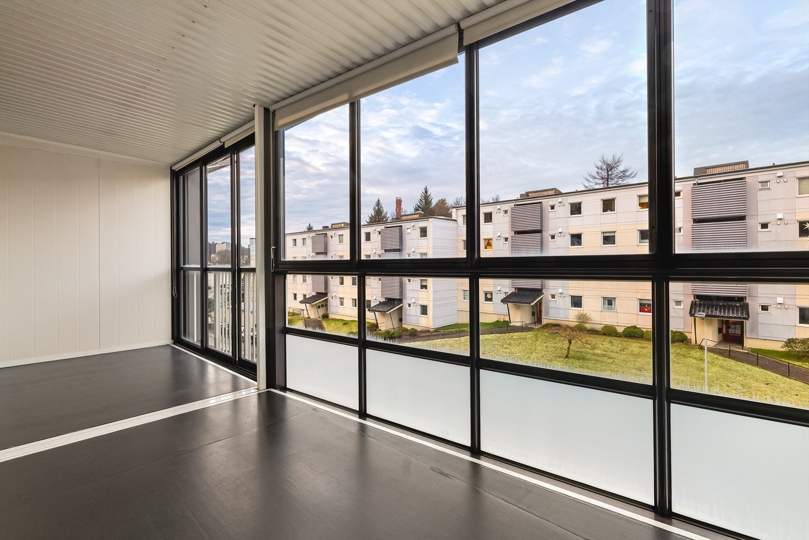 Glassene kan skyves helt til sides for å slippe inn solen på varme sommerdager. Galleribilde