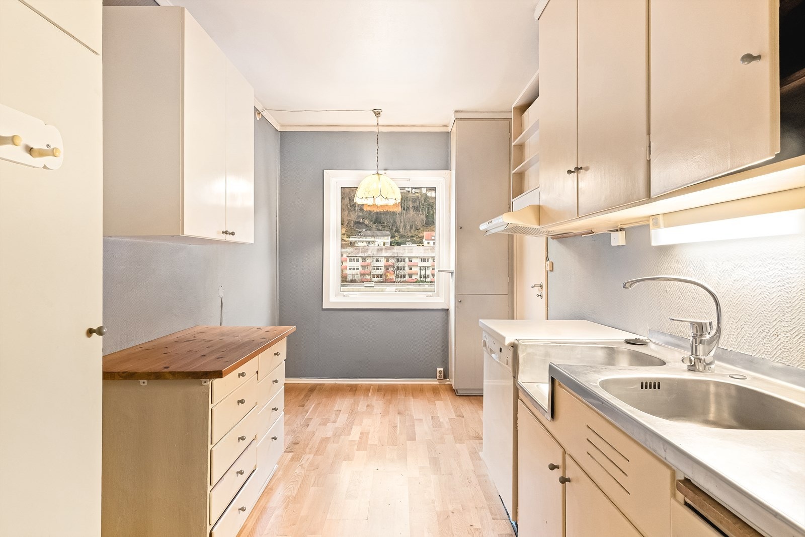 Leiligheten har et romslig kjøkken på 8,9 kvm. Kjøkkenet har utsyn ut mot nærområdet og oppover Landåsfjellet. Galleribilde