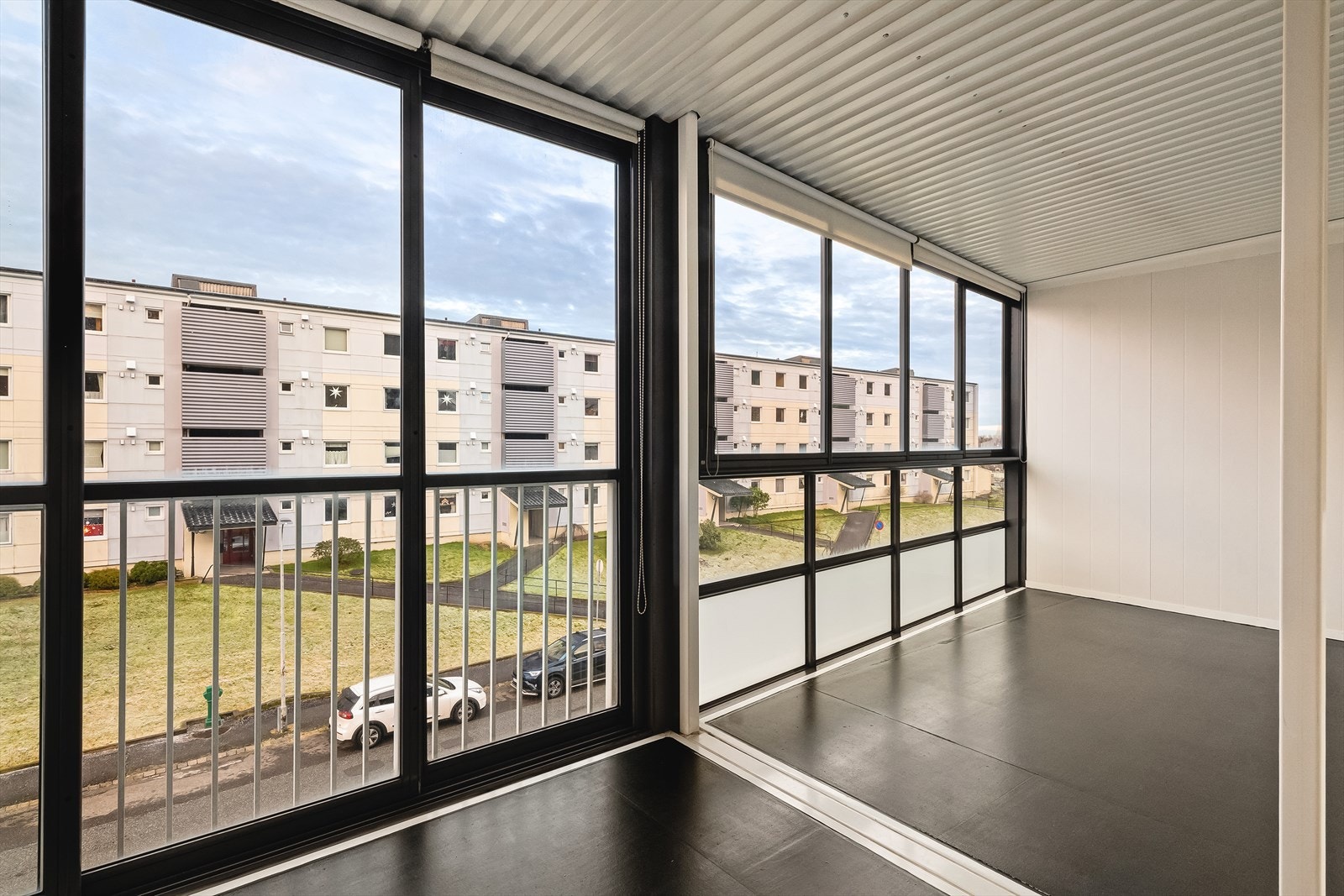 Altanen er vendt mot vest, og har dermed gode solforhold ettermiddags/kveldstid. Galleribilde