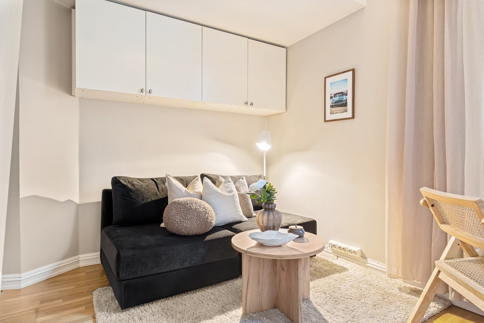 Under hemsen er det plass til en mindre sofa og tilhørende møblement. Galleribilde