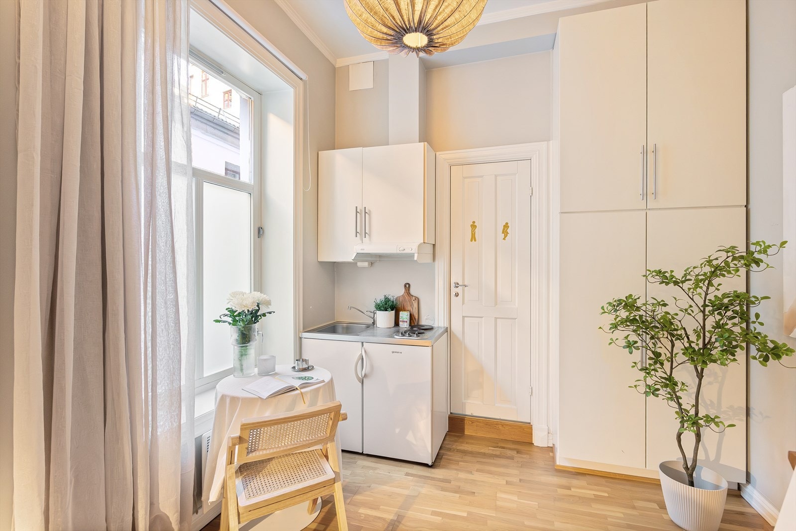 Hybelkjøkken med glatte fronter og praktisk utforming. Galleribilde