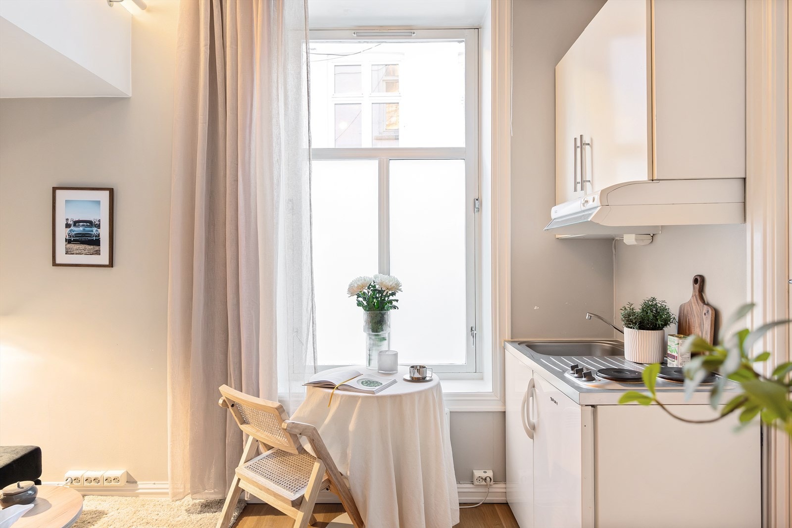 Store vindusflater gir flott lysinnslipp og bidrar til en luftig atmosfære. Galleribilde