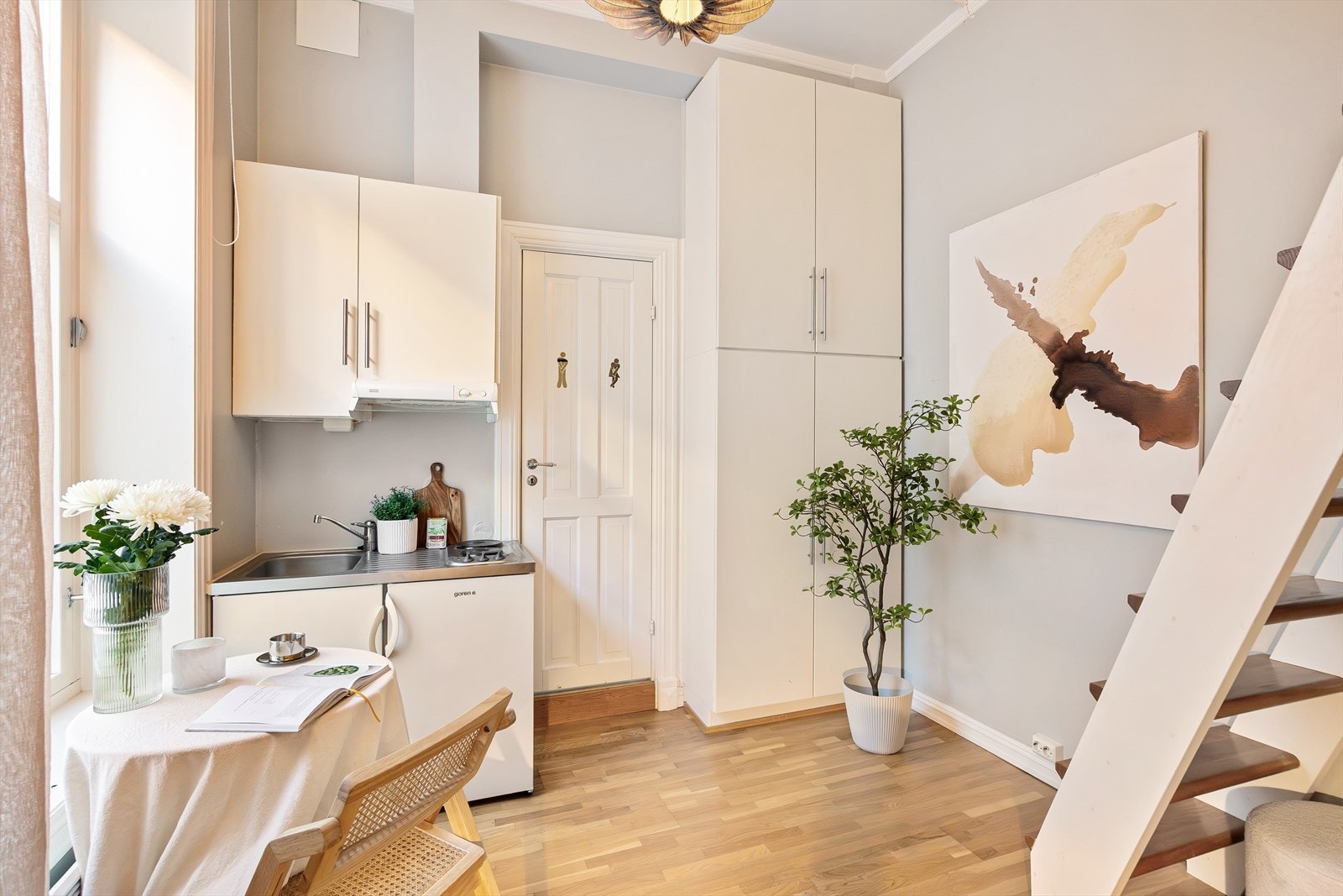 Leiligheten byr på en imponerende takhøyde på hele 3,20 meter, som gir en luftig følelse. Galleribilde