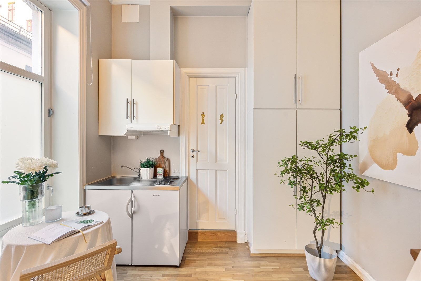 Rommet er også utstyrt med garderobeskap. Galleribilde