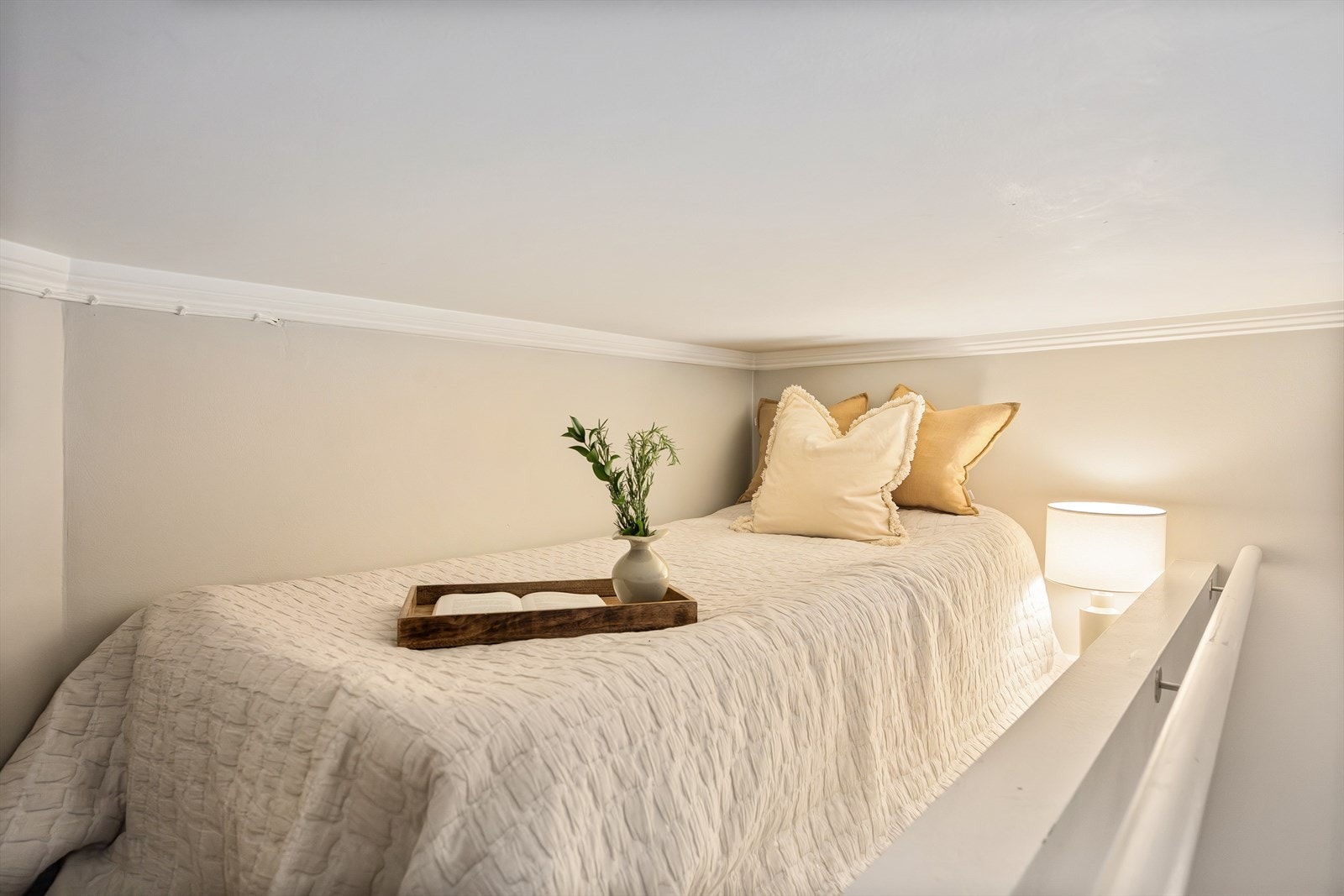 Her er det plass til en madrass, en fin mulighet til å skape en koselig soveplass. Galleribilde