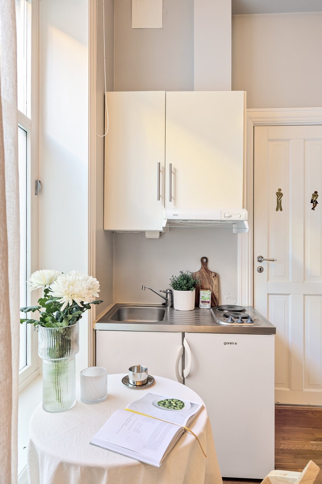 Helstøpt oppvaskkum med platetopp og ettgreps armatur fra FM Mattsson. Innredningen har mekanisk avtrekksvifte over stekesonen, samt integrert kjøleskap. Galleribilde