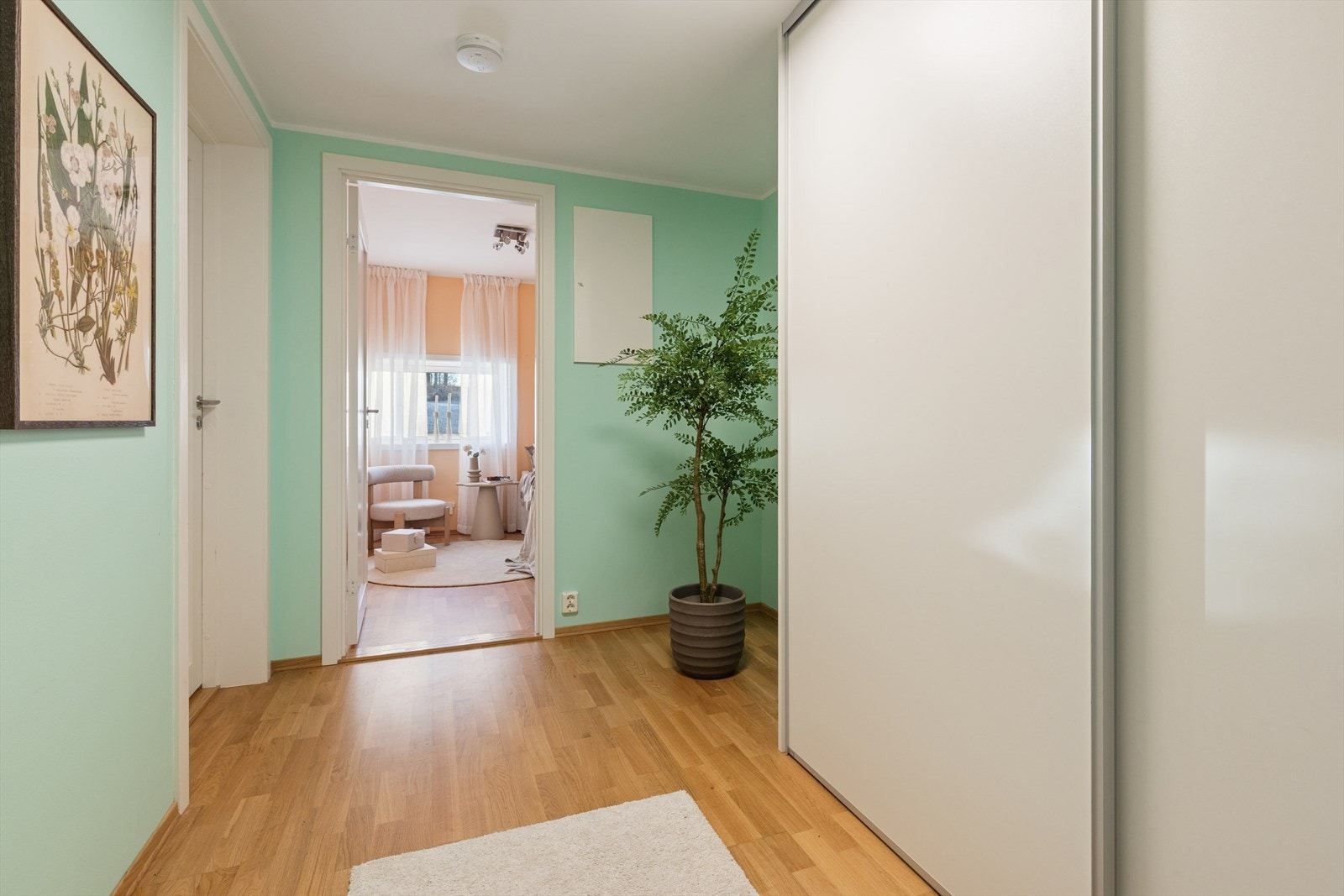 Entréen har pent parkettgulv og glatte vegger, noe som er gjennomgående i hele leiligheten Galleribilde