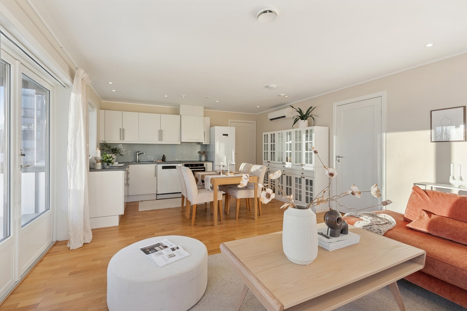 Store vindusflater slipper inn rikelig med naturlig lys og skaper en lys og luftig romfølelse. Galleribilde