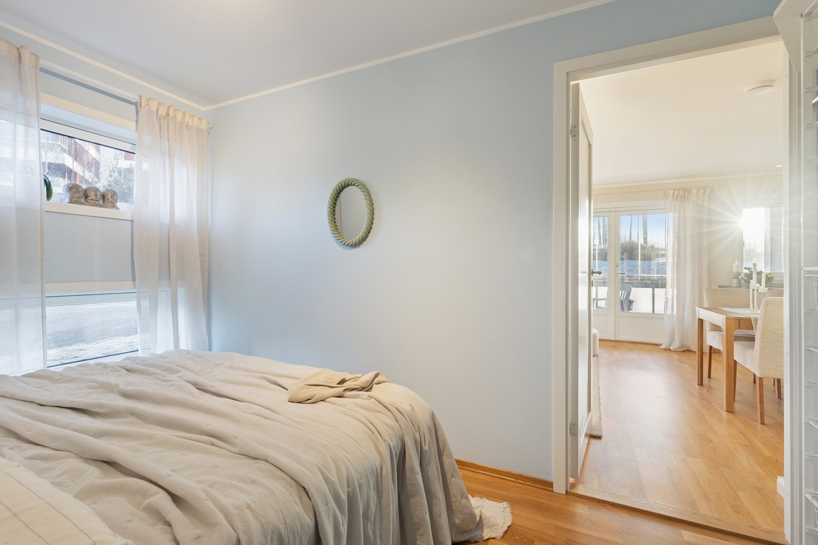 Lyst og delikat soverom. Galleribilde