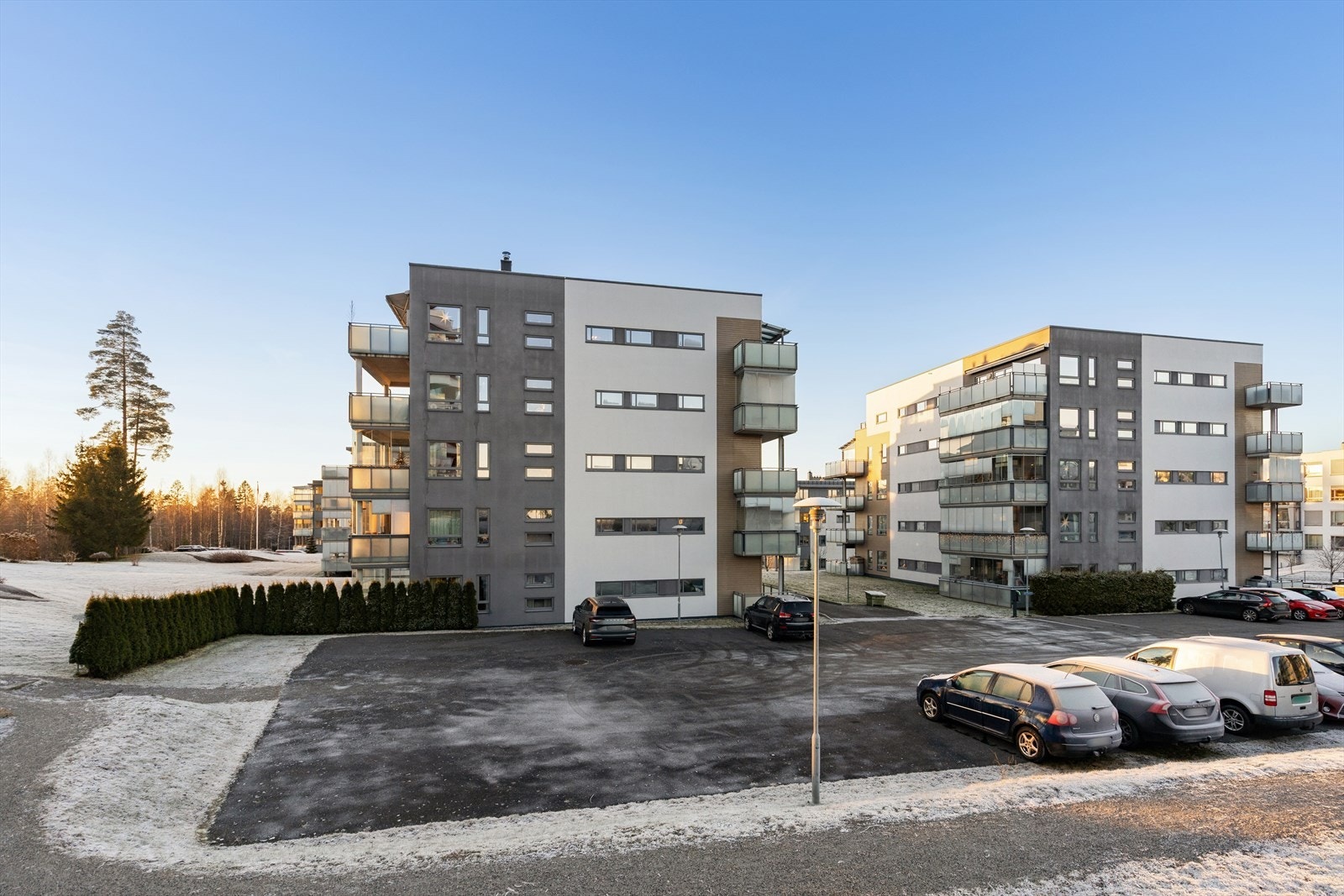 Her bor du godt med nærhet til alt du trenger i hverdagen med blant annet dagligvare, restauranter og offentlig kommunikasjon. Galleribilde