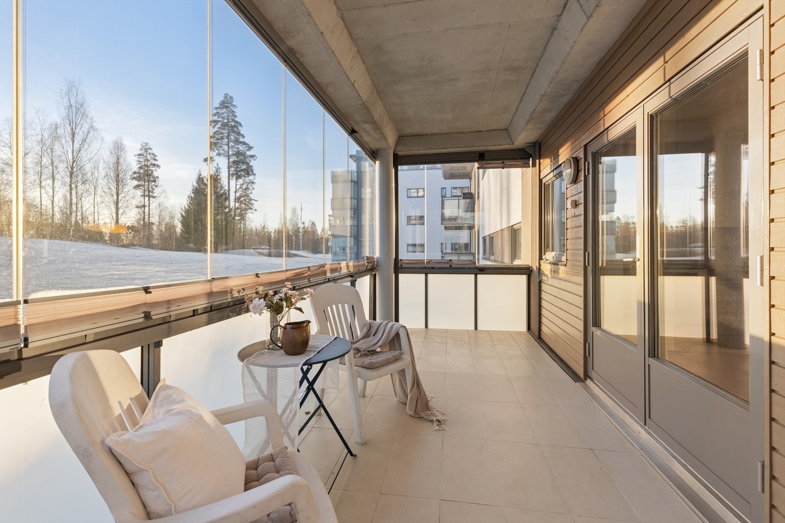 Hyggelig innglasset balkong - perfekt for rolige morgenstunder og avslappende kvelder med utsikt over nabolaget. Galleribilde