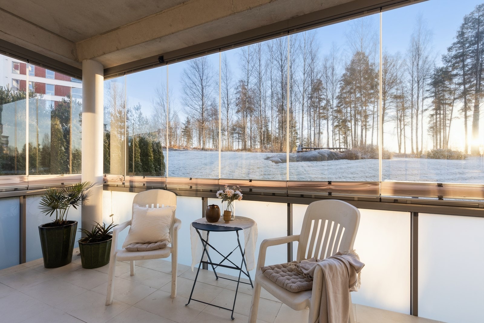 Balkongen er en fin forlengelse av stuen i sommerhalvåret. Galleribilde