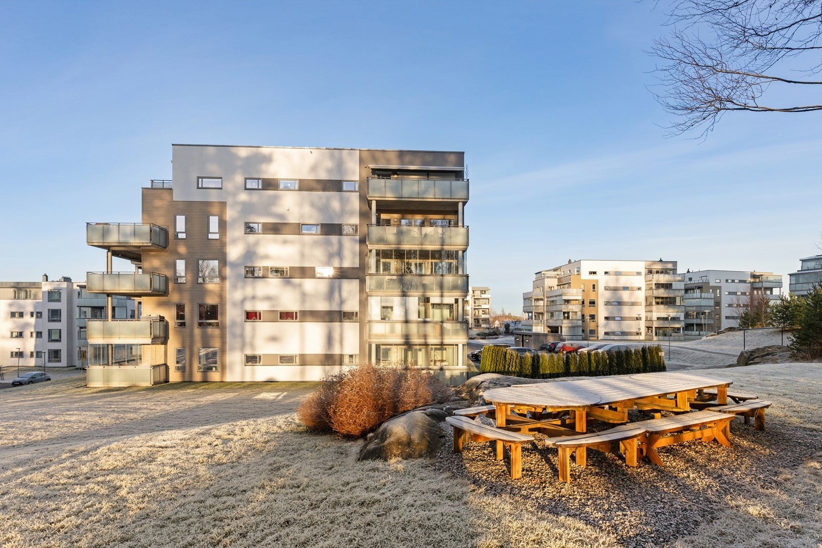 Felleseiendommen er godt opparbeidet med plenarealer, beplantninger, trær og asfalterte internveier. Galleribilde