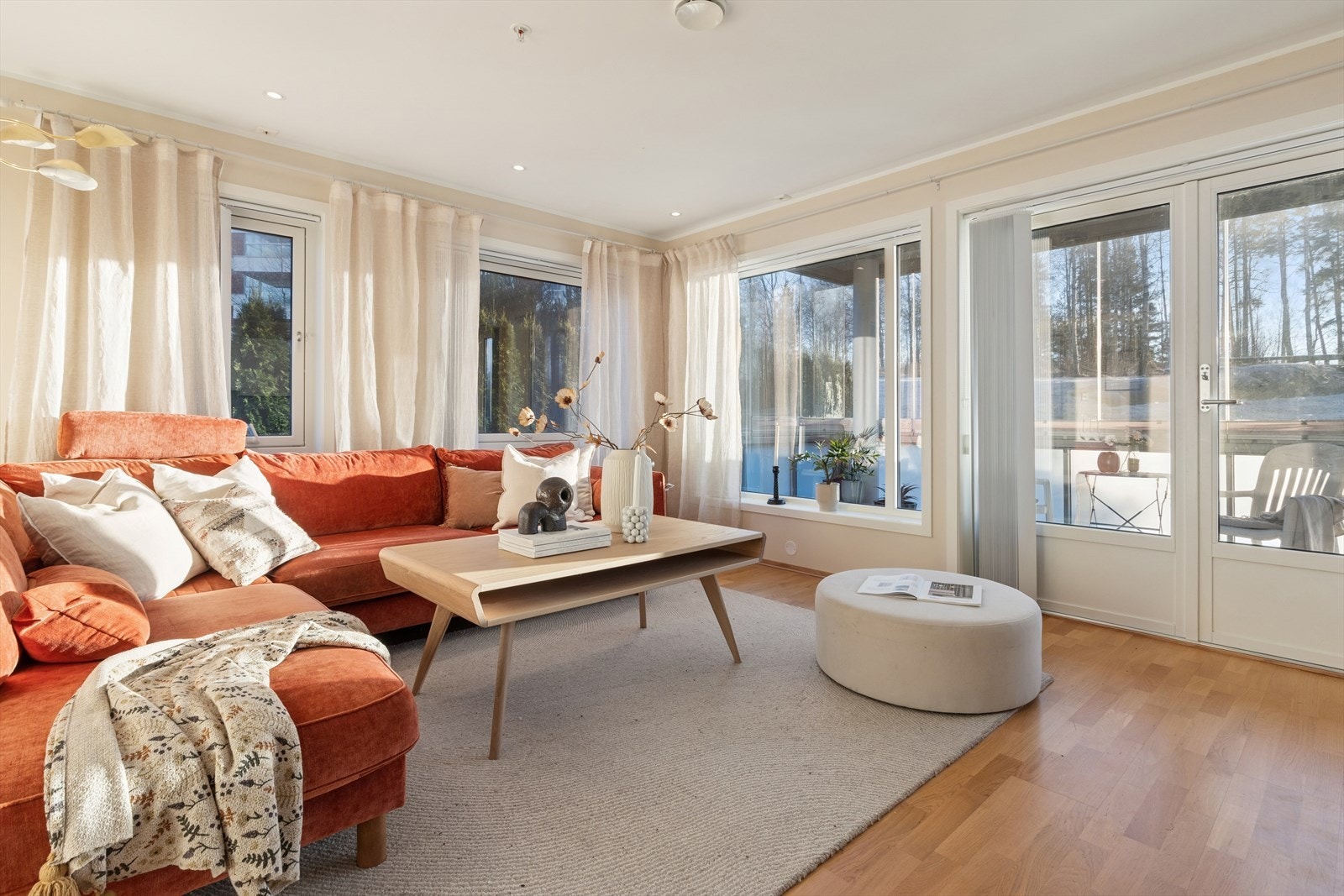 Stuen har utgang til en innglasset balkong med utsyn til nærområdet. Galleribilde