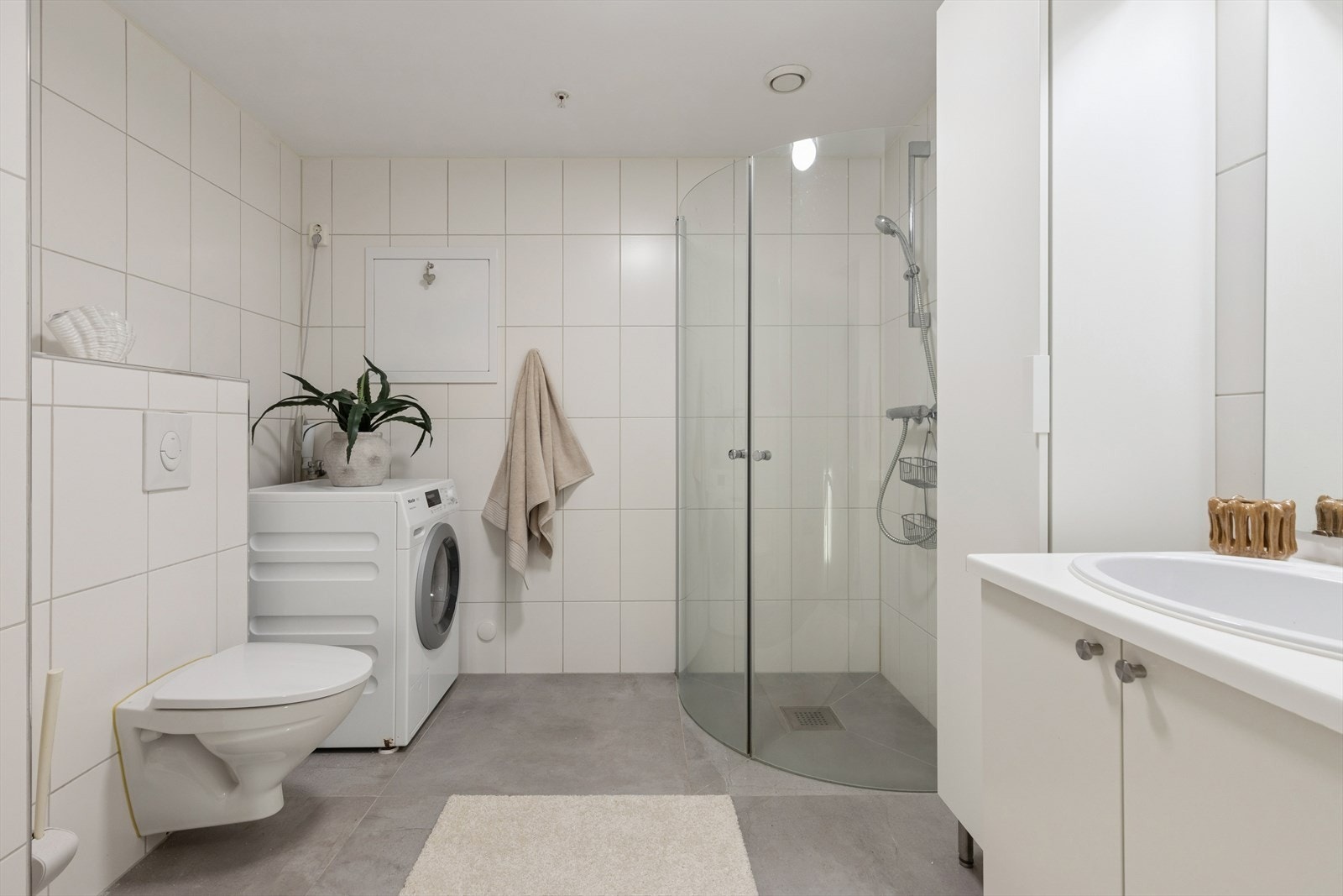 Badet er fra byggeåret 2014 og har flislagte overflater med termostatstyrt gulvvarme. Galleribilde