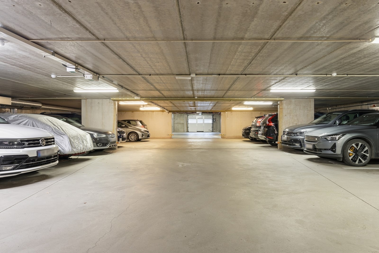 Biloppstillingsplass i felles garasjeanlegg. Biloppstillingsplass i felles garasjeanlegg. Her er det monter elbil lader (må tilkobles). Galleribilde