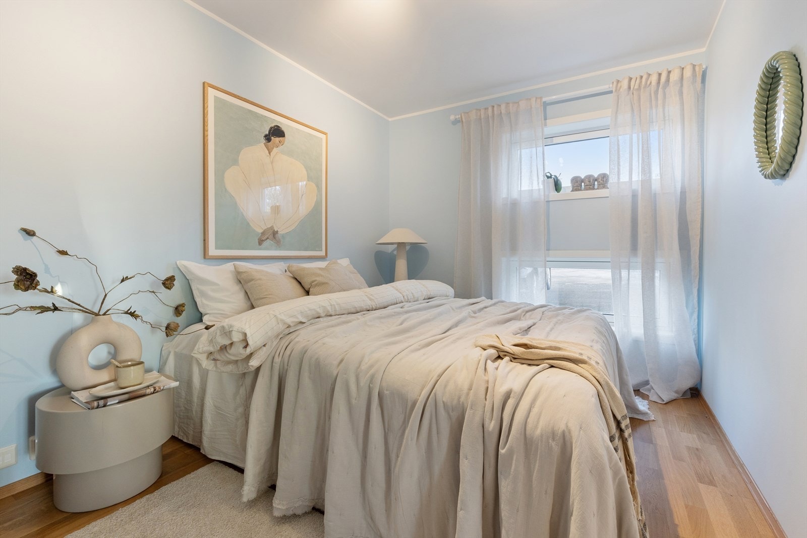 Leiligheten byr på to lyse og romslige soverom. Galleribilde