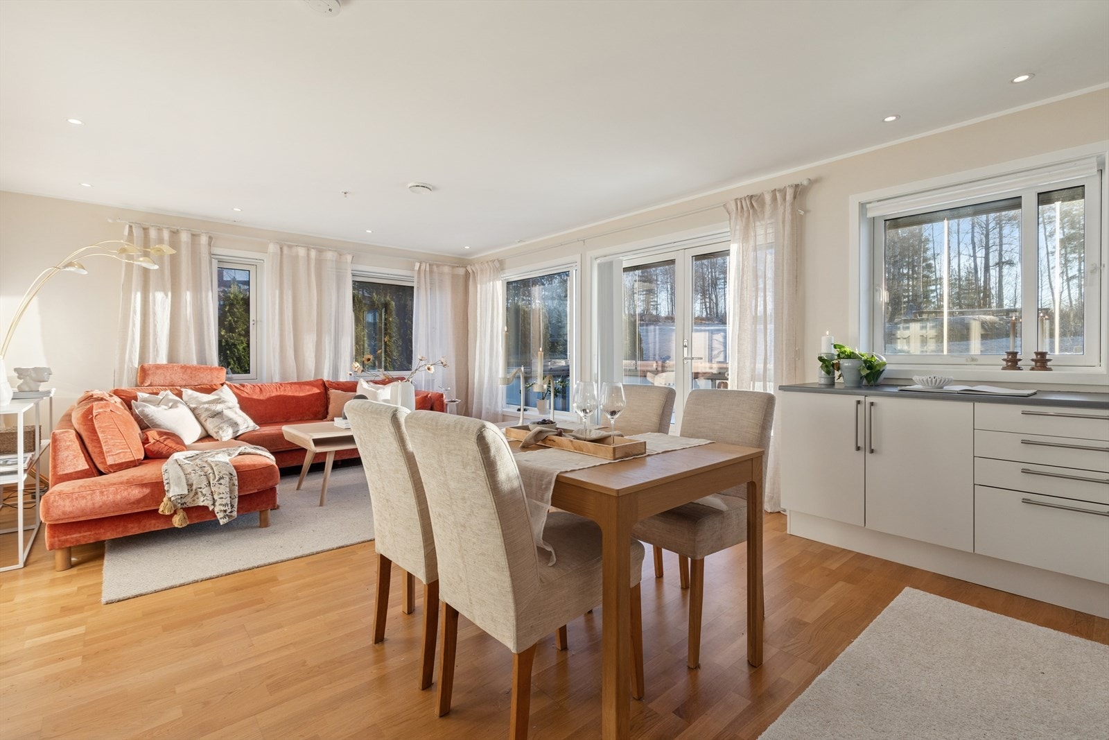 Innfelte lys i himlingen sørger for en behagelig og stemningsfull belysning på kveldstid. Galleribilde