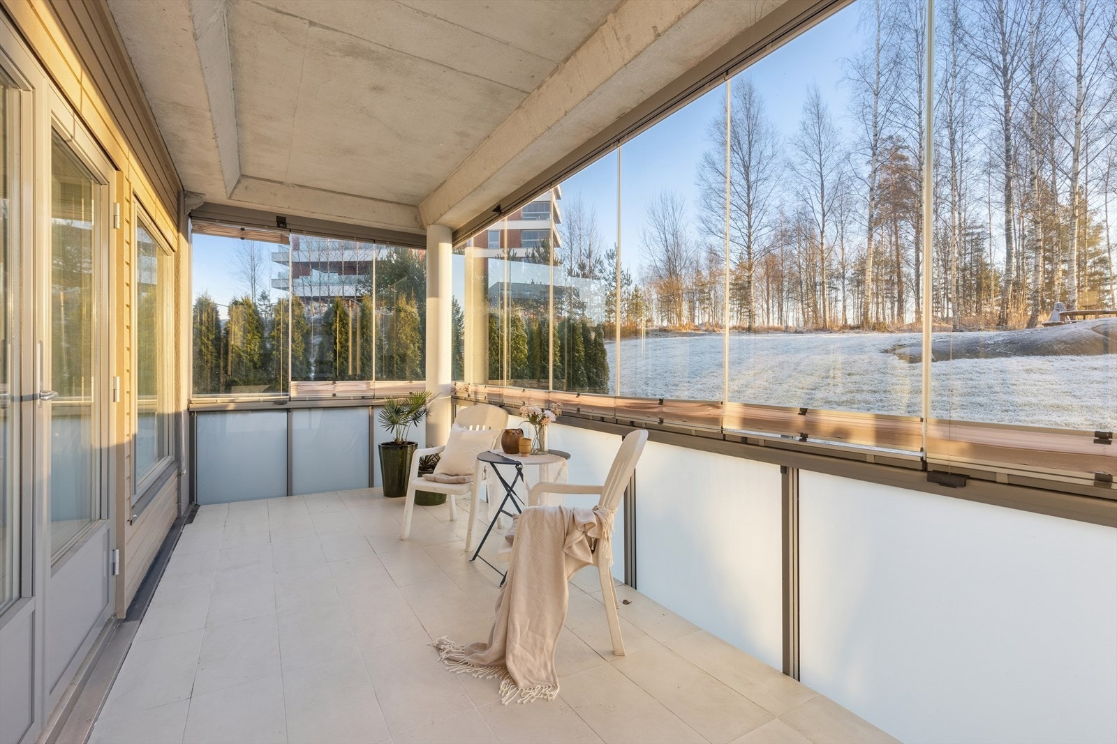 I tillegg har leiligheten en sørvestvendt, innglasset balkong på hele 17 kvm. Galleribilde