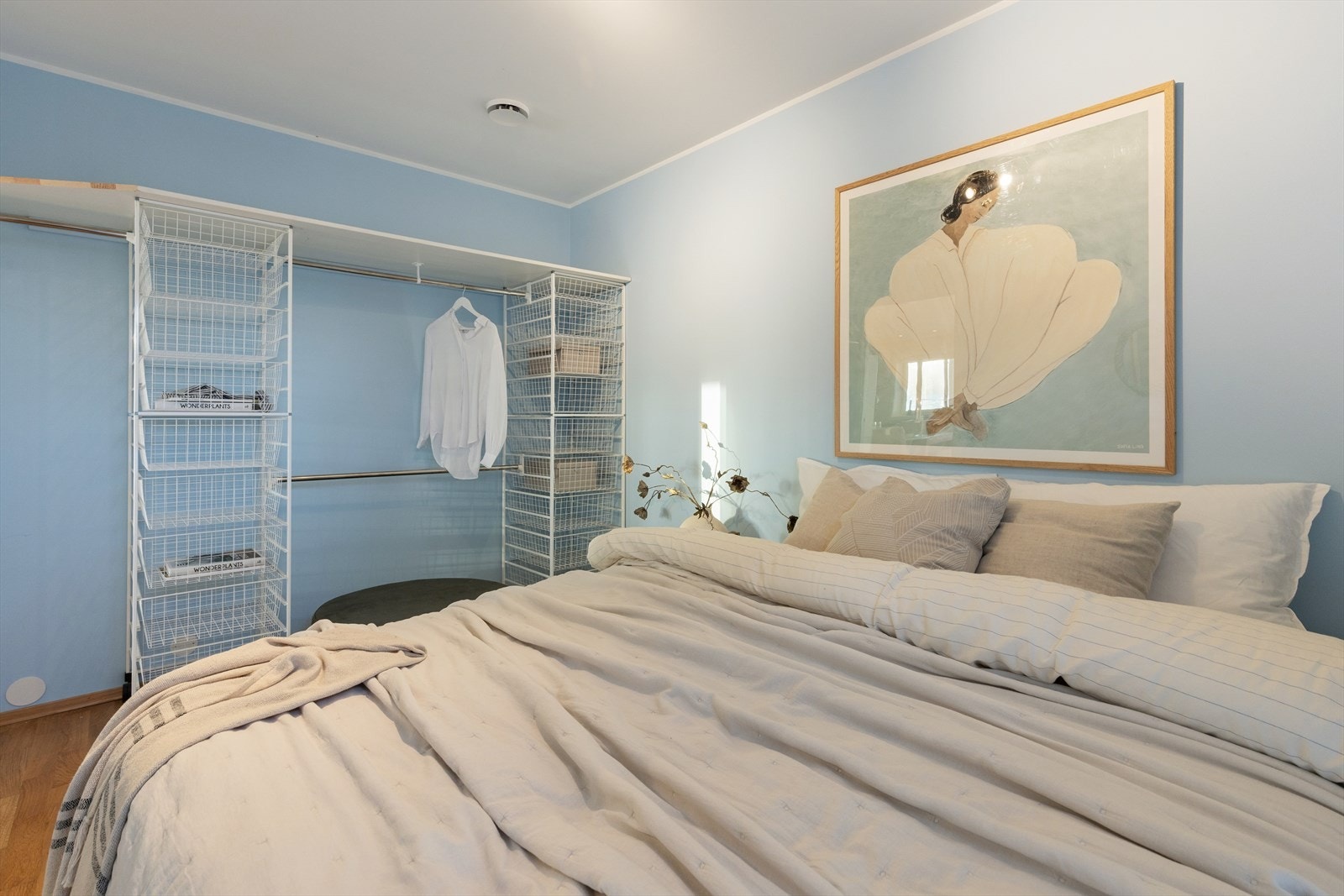 Åpen garderobeløsning med hyllesystem gir enkel oppbevaring. Galleribilde