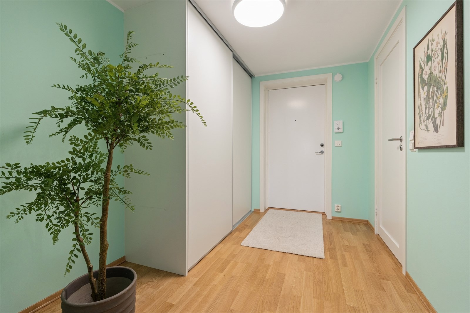 Her finner du også en praktisk skyvedørsgarderobe. Galleribilde