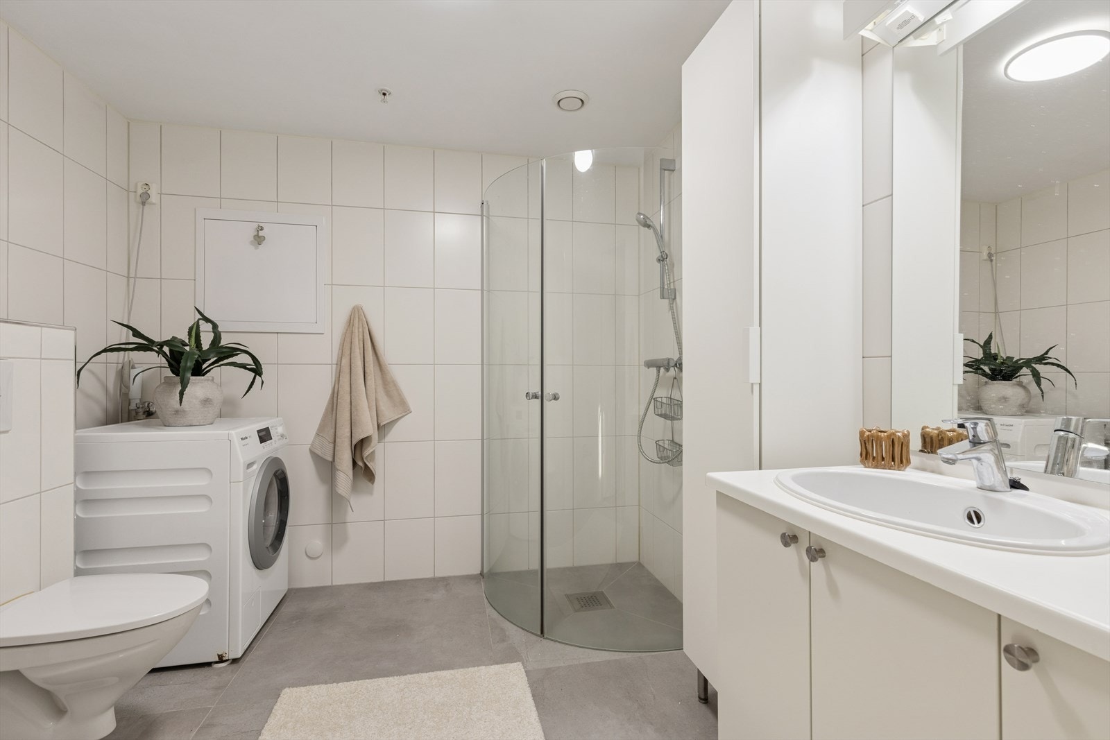 Ventilasjonen er balansert, med avtrekksventil i himlingen og tilluft via spalte ved terskelen. Galleribilde