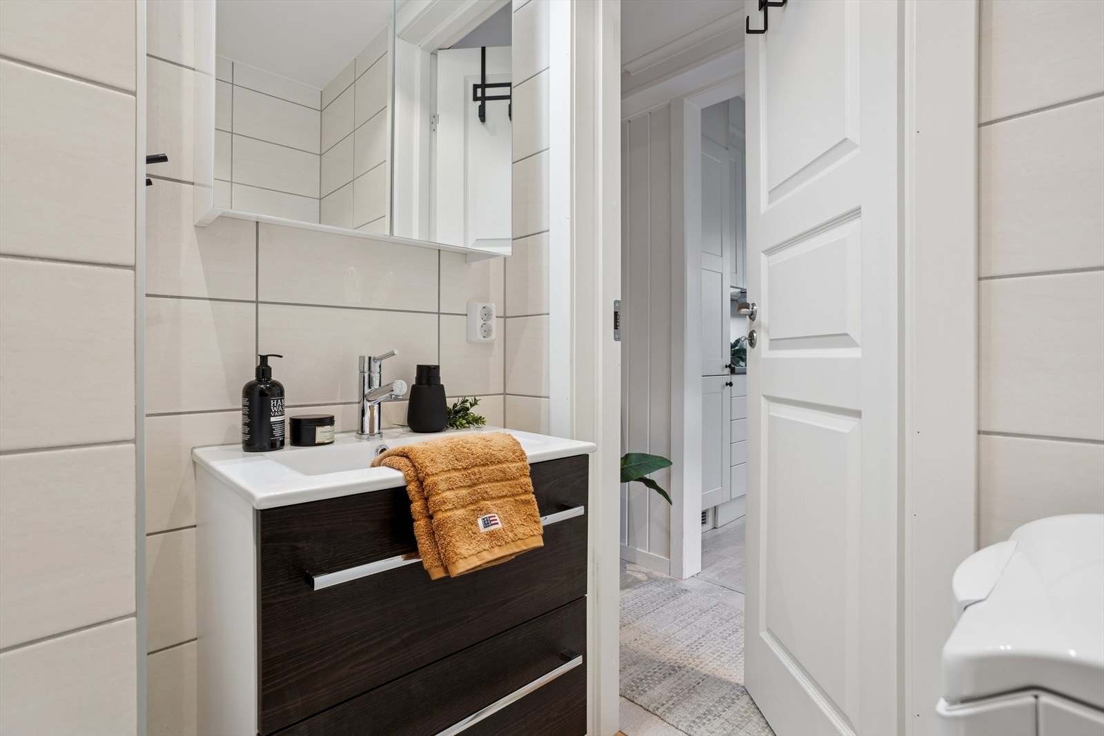 Rør-i-rør, mulighet for vaskemaskin, varmekabler i gulv og vegghengt toalett. Gode oppbevarings muligheter til toalettsaker, selv for to personer Galleribilde