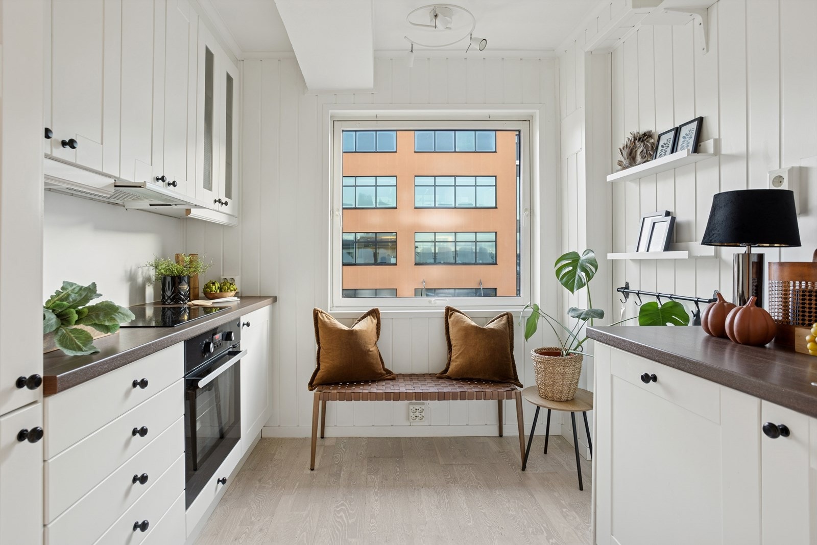 Benkeplate i laminat med nydelig motiv og ventilator over integrert platetopp. Galleribilde