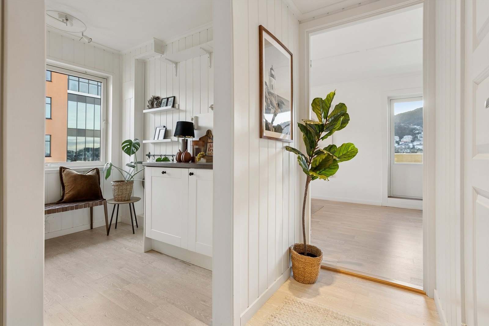 En leilighet med praktisk planløsning og god takhøyde. På kjøkkenet er takhøyden 2,46 meter! Galleribilde