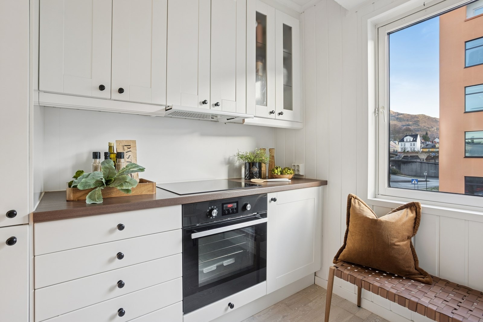 Kjøkkenet tilbyr rikelig med oppbevaring og skapplass Galleribilde