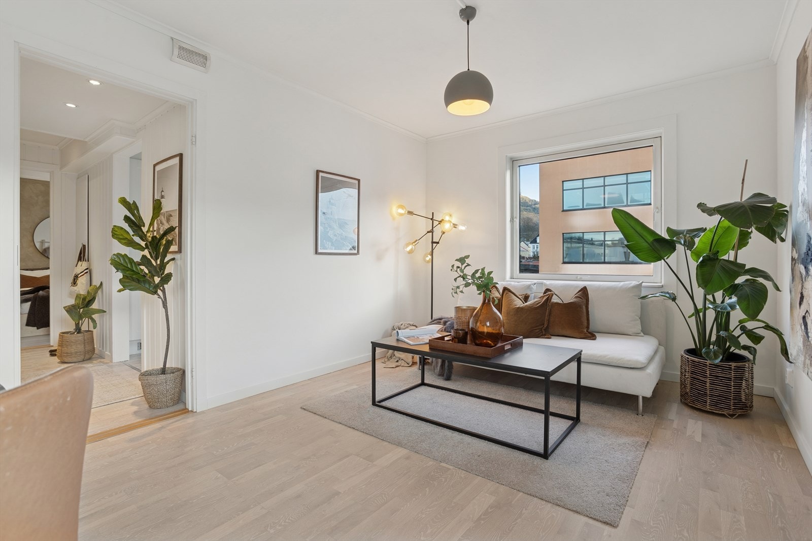 I stuen har du også vedovn fra 2021, som varmer godt. Det er balansert ventilasjon i bygget, og ellers elektrisk oppvarming. Fra stuen beveger vi oss inn på leilighetens kjøkken Galleribilde