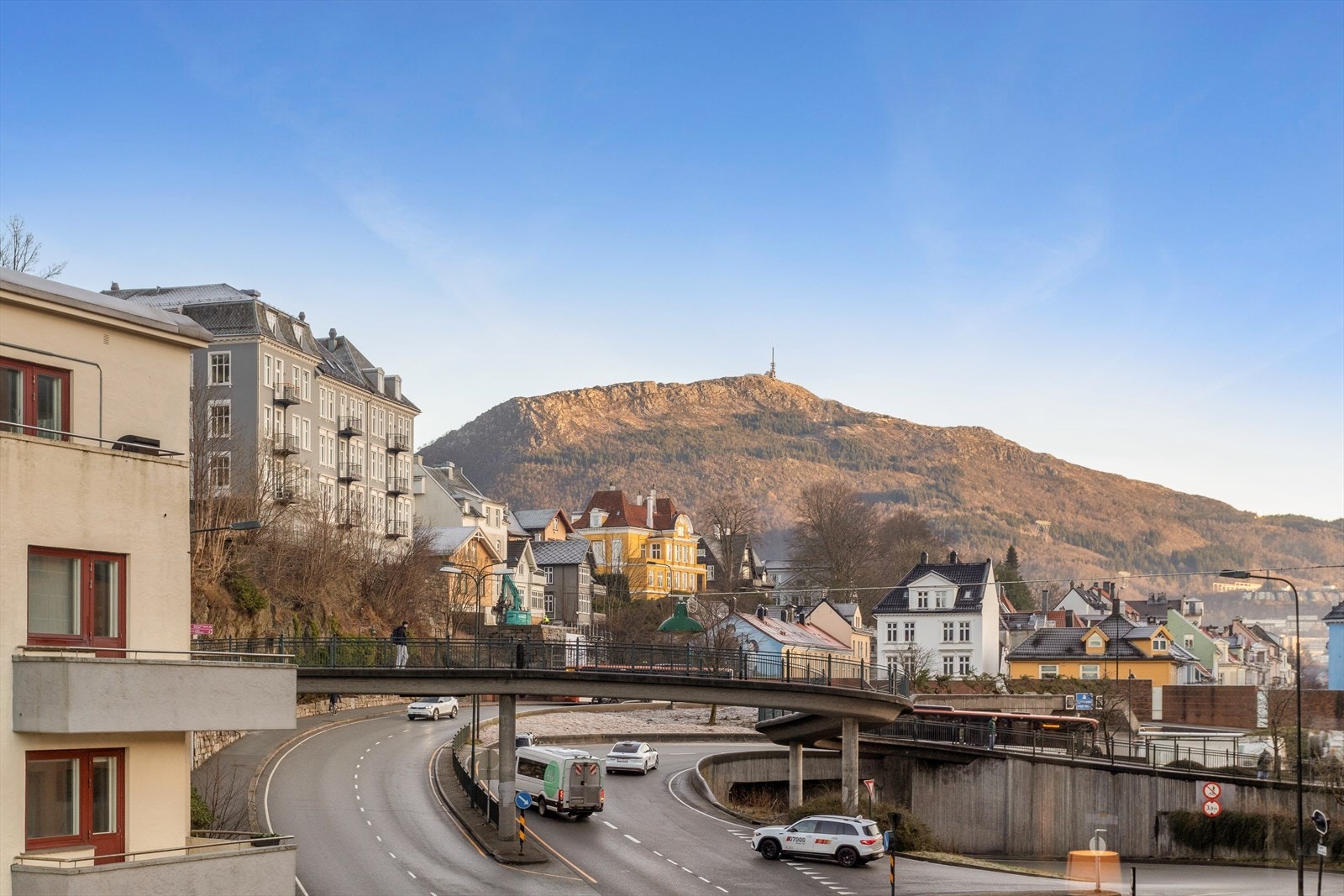 Gode solstråler treffer ruten fra tidlig formiddag midtsommers! Galleribilde