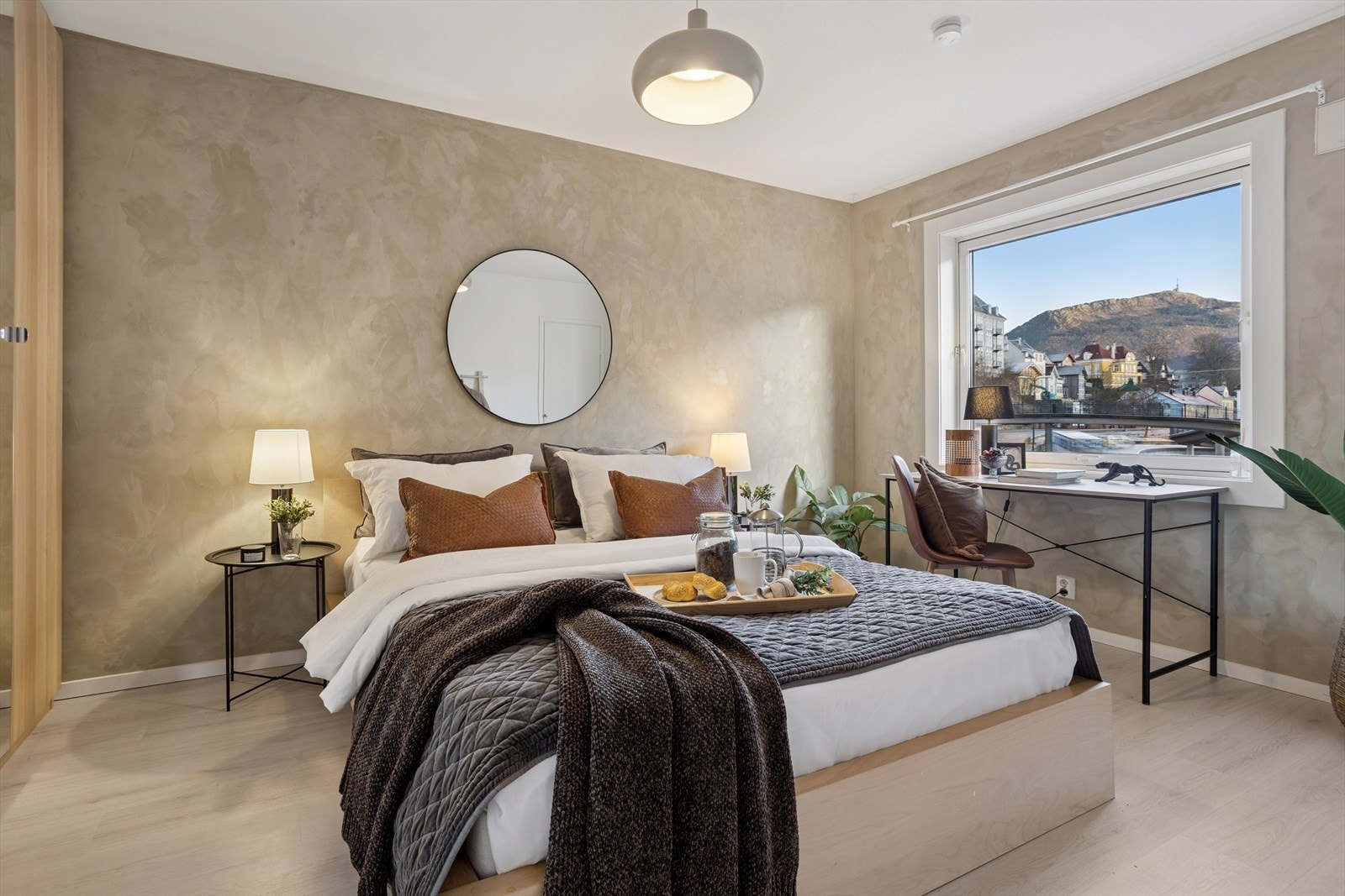 Soverommet på ca. 14,8 kvm har laminat gulv, i god størrelse og får formiddagssol inn vinduet. Galleribilde