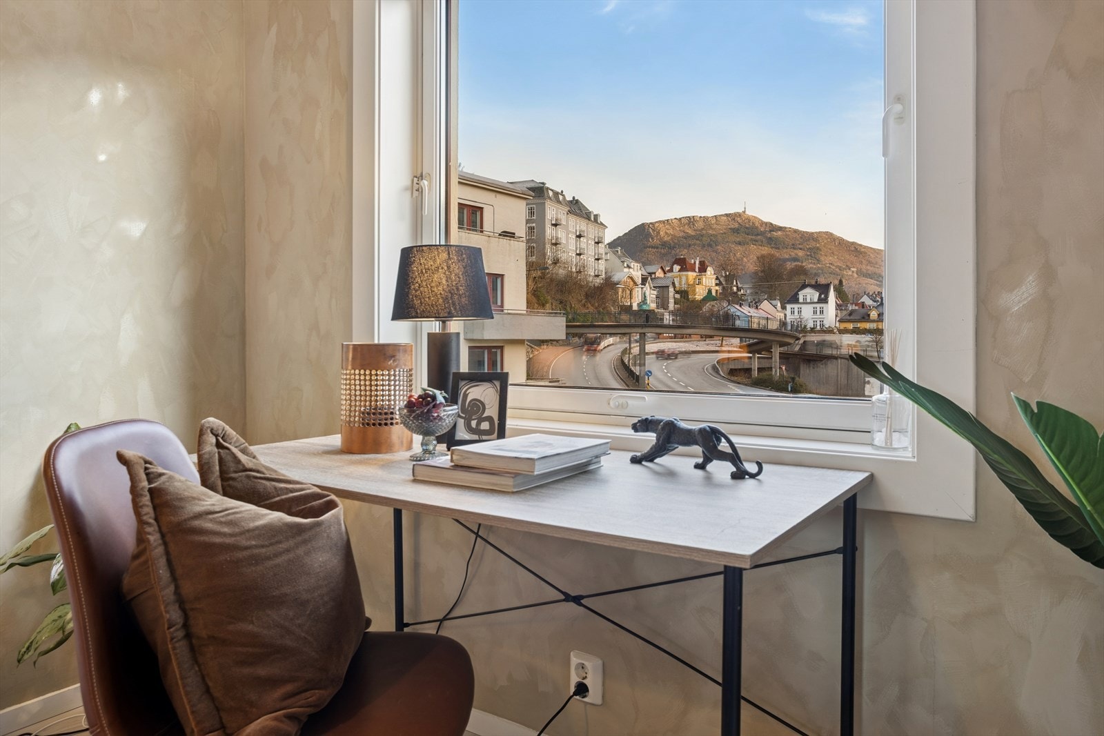 Vinduer fra 2006 med alu-beslag gir god isoleringsevne. Her blir man mindre påvirket av støy enn man skulle tro, i tillegg til at det er kort gange til kollektivt tilbud! Galleribilde