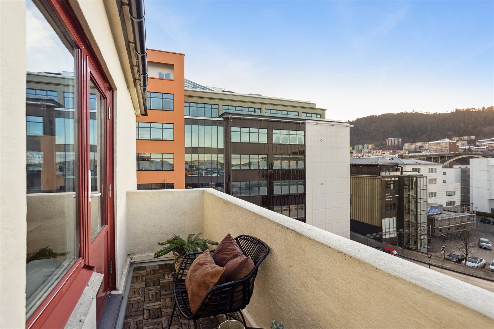 Hjørne og toppleilighet med balkong! Nyt ettermiddag og kveldssol etter arbeid sammen med venner. Galleribilde