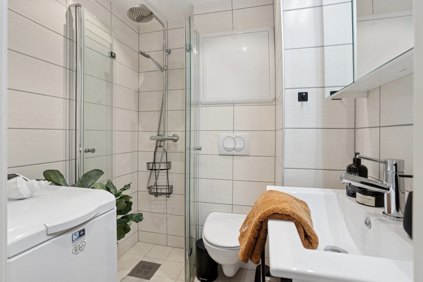 Baderom fra 2023 med moderne kvaliteter. Varmtvann er en del av felleskostnader! Galleribilde