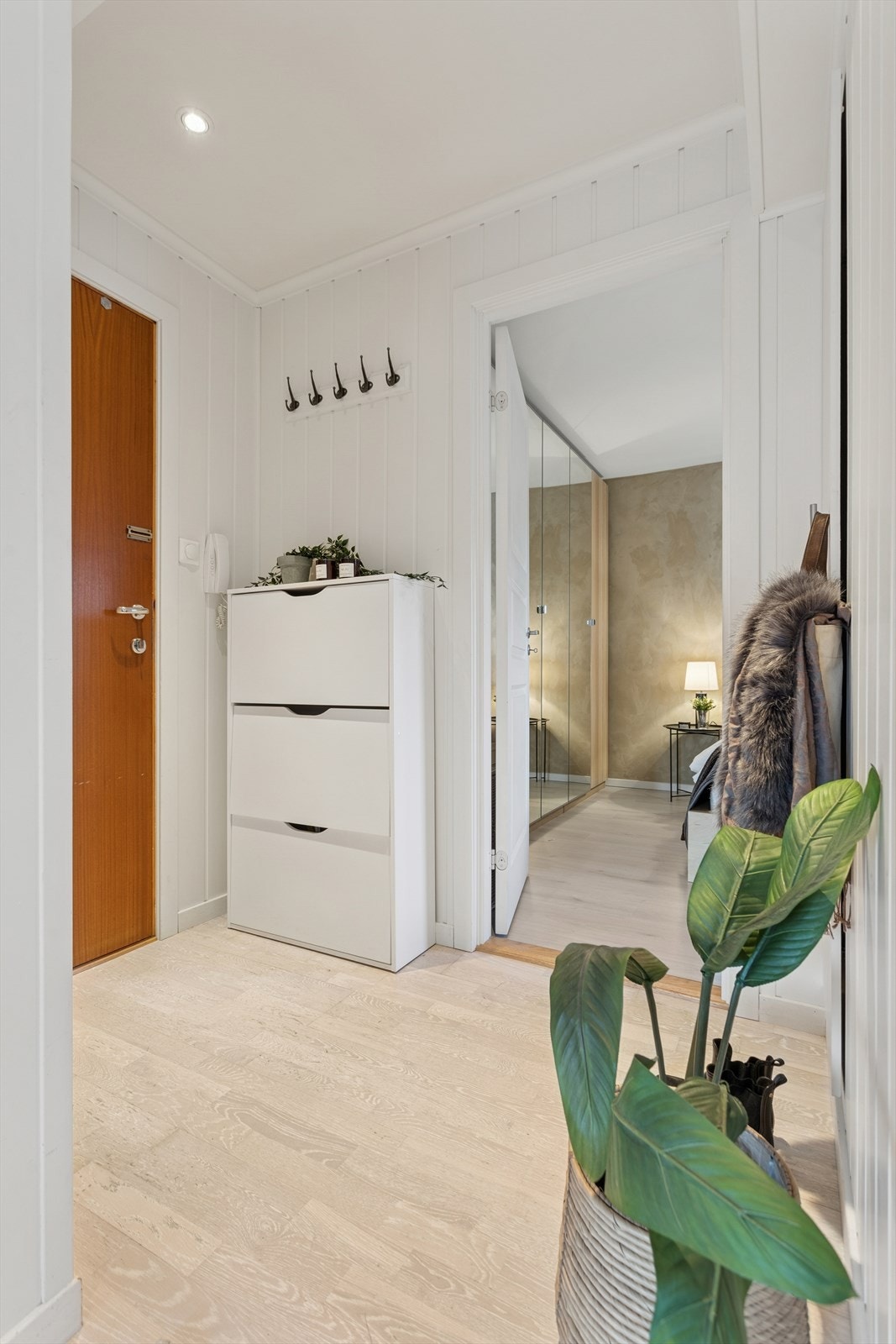 Fra entreen har vi direkte tilkomst til leilighetens soverom. Galleribilde