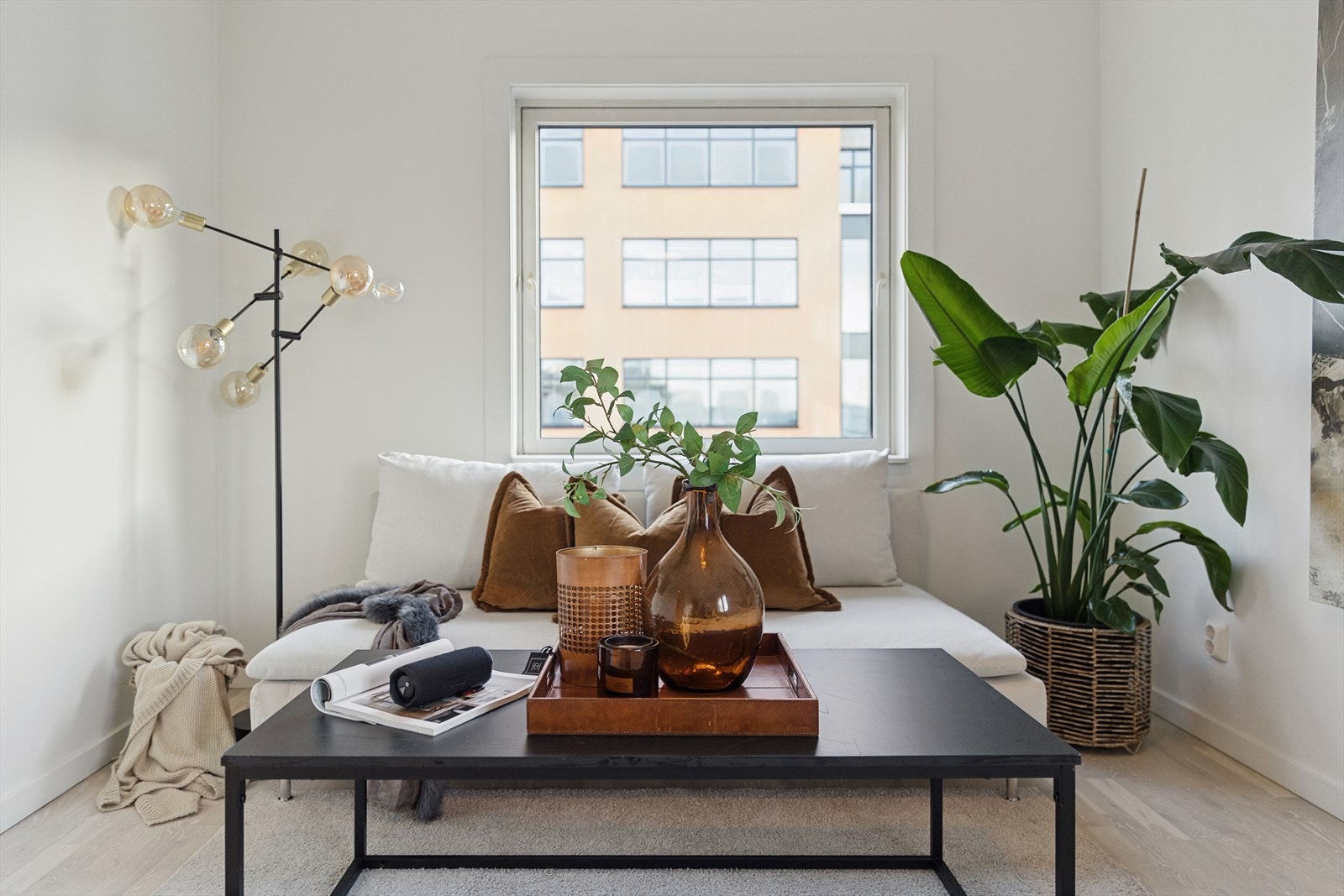 ... og sofakrok. Laminat på gulv, nymalte vegger. Galleribilde