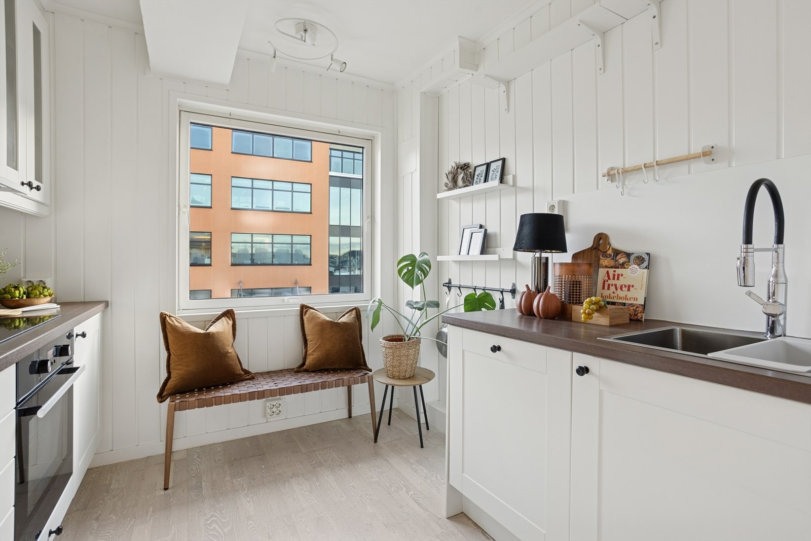 Kjøkkenet er en IKEA løsning fra 2013. Her kan det være mulig å etablere soverom*, og flytte kjøkkenløsning inn i stuen. Galleribilde