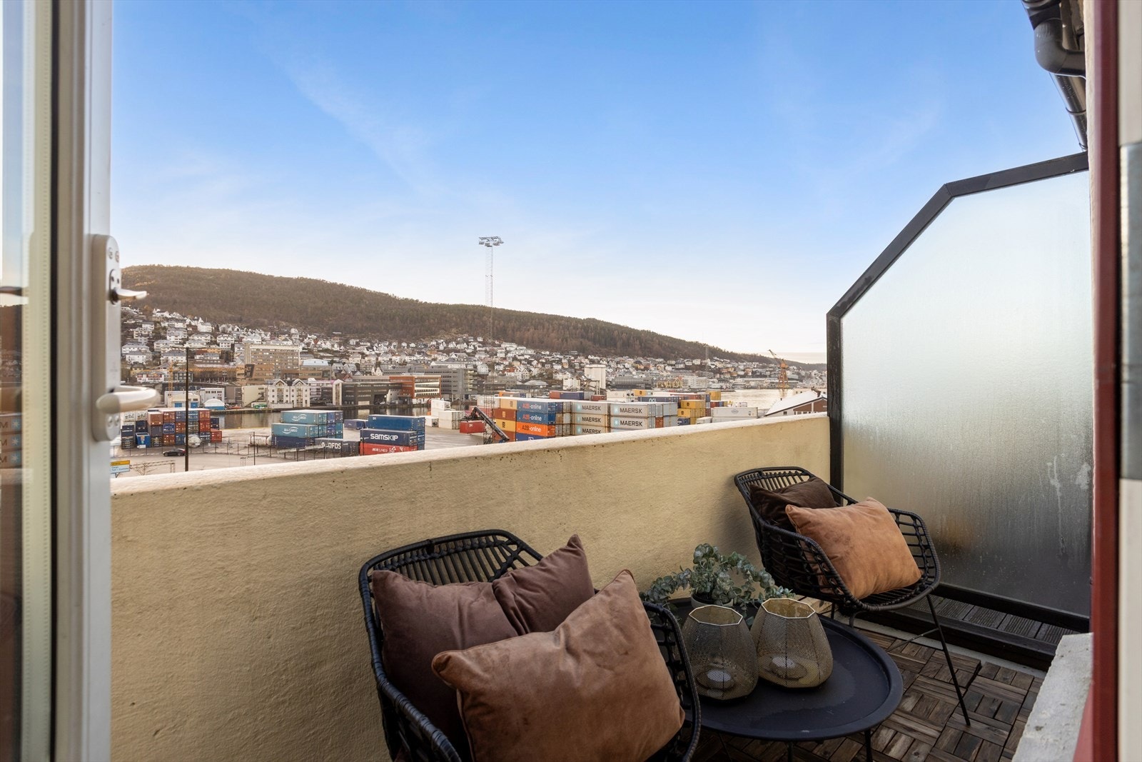Balkong på ca. 4.4 kvm, sol fra ca kl 12 til 21 midtsommers. Perfekt for sosiale settinger. Galleribilde