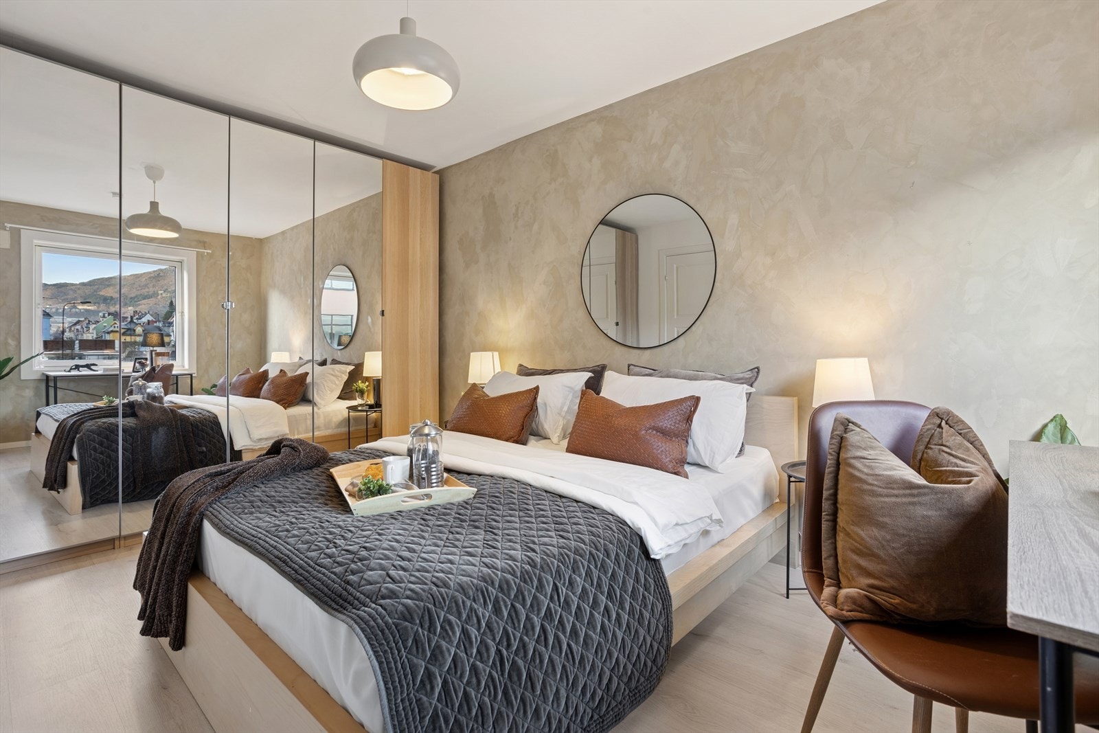 Arealeffektiv garderobeløsning på soverommet. Leiligheten har i tillegg 3 eksterne boder! Galleribilde