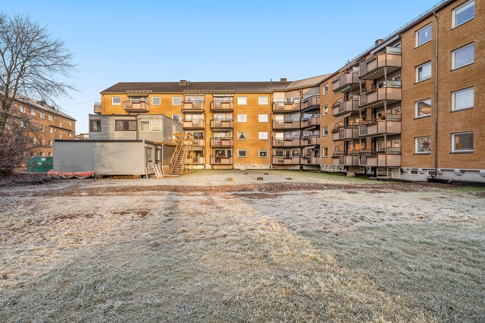 Store og romslige arealer mellom bygningene (brakkene forsvinner naturligvis etter arbeidene med badene er sluttført) Galleribilde