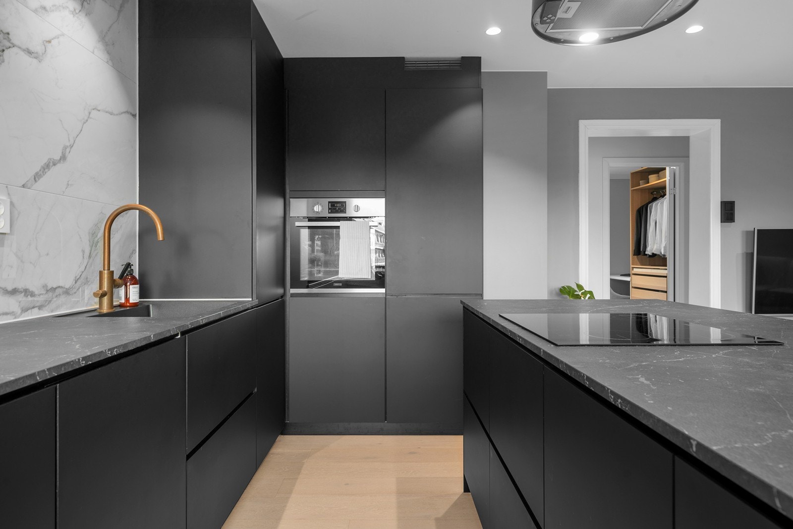 Her er det godt med skapplass, flotte detaljer - rett og slett og godt sted å være Galleribilde