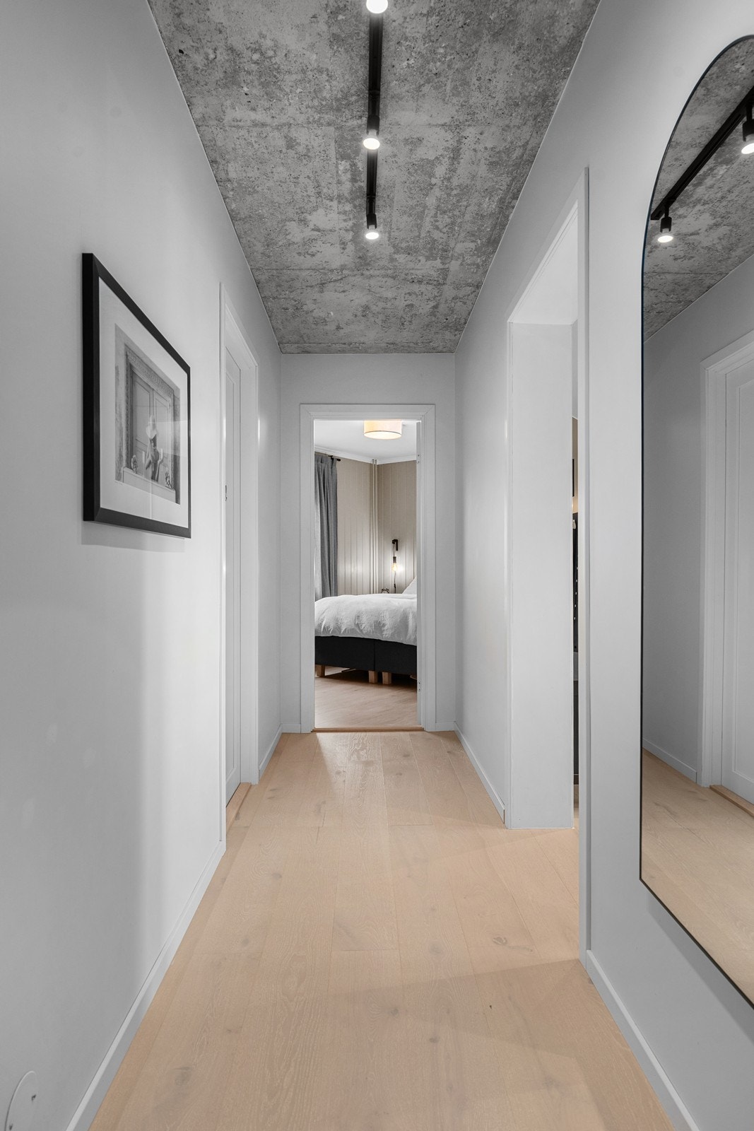 Gang som forsyner alle rom i leiligheten. Legg merke til taket i råbetong - gir et unikt preg Galleribilde