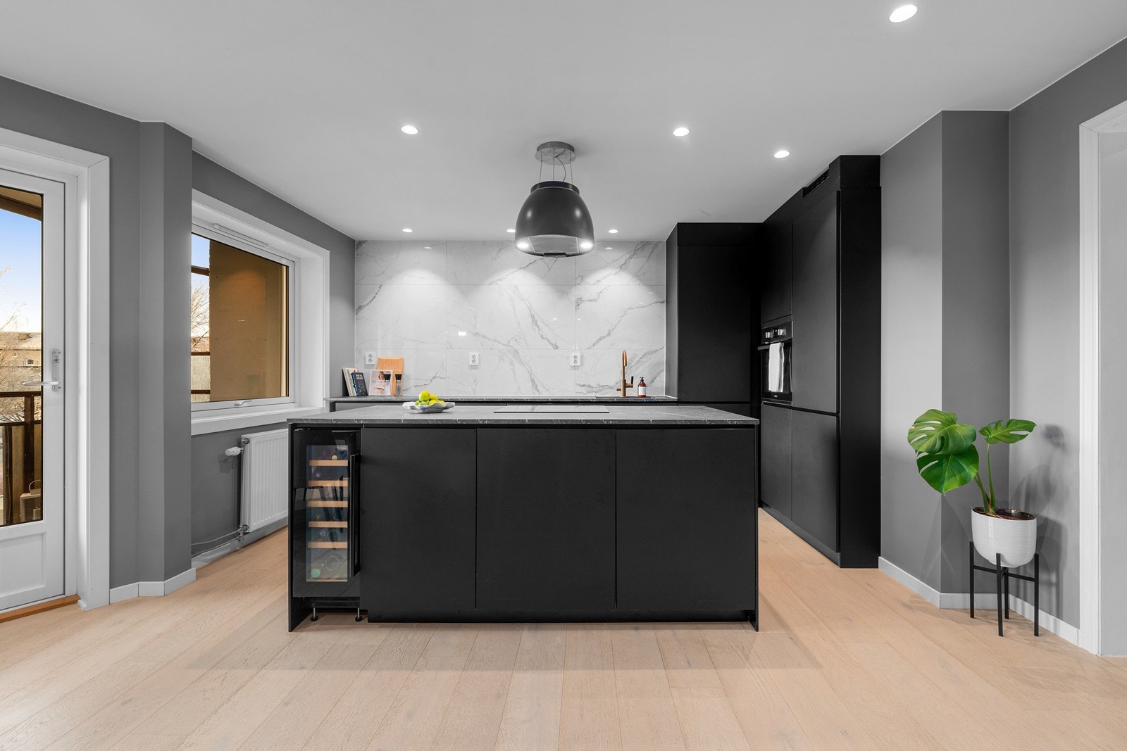 Kjøkkenet - selve hjertet i denne leiligheten. Innredningen er fra Kvik Galleribilde