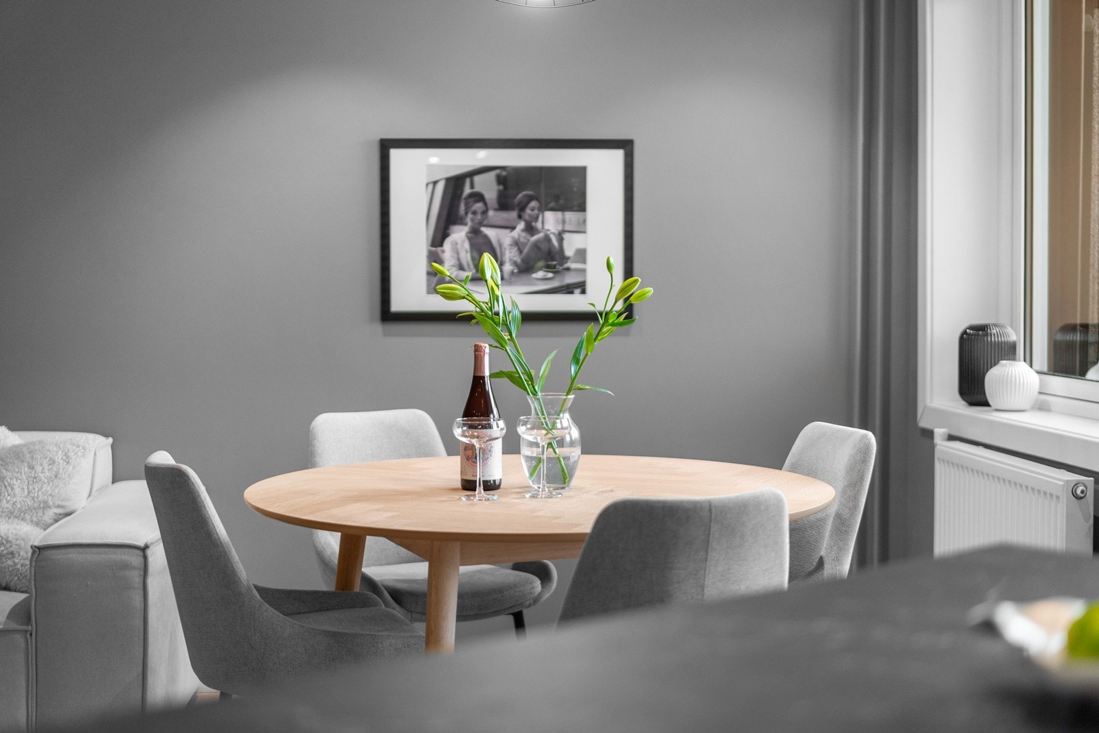 Spiseplassen ved vinduet og utgangen til balkongen Galleribilde