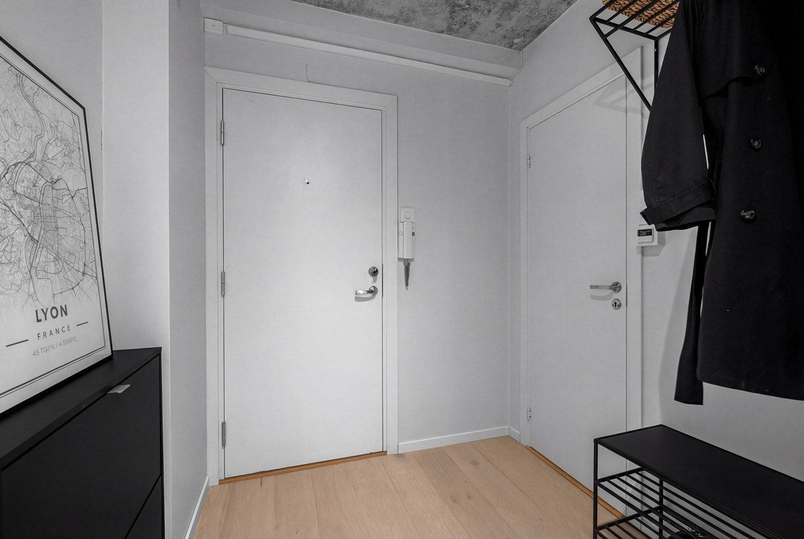 Entré med plass til oppheng av klær og plassering av sko mm. Legg merke til "nisjen" som er laget for skoskap til venstre i bildet. Til høyre er døren til badet. Galleribilde