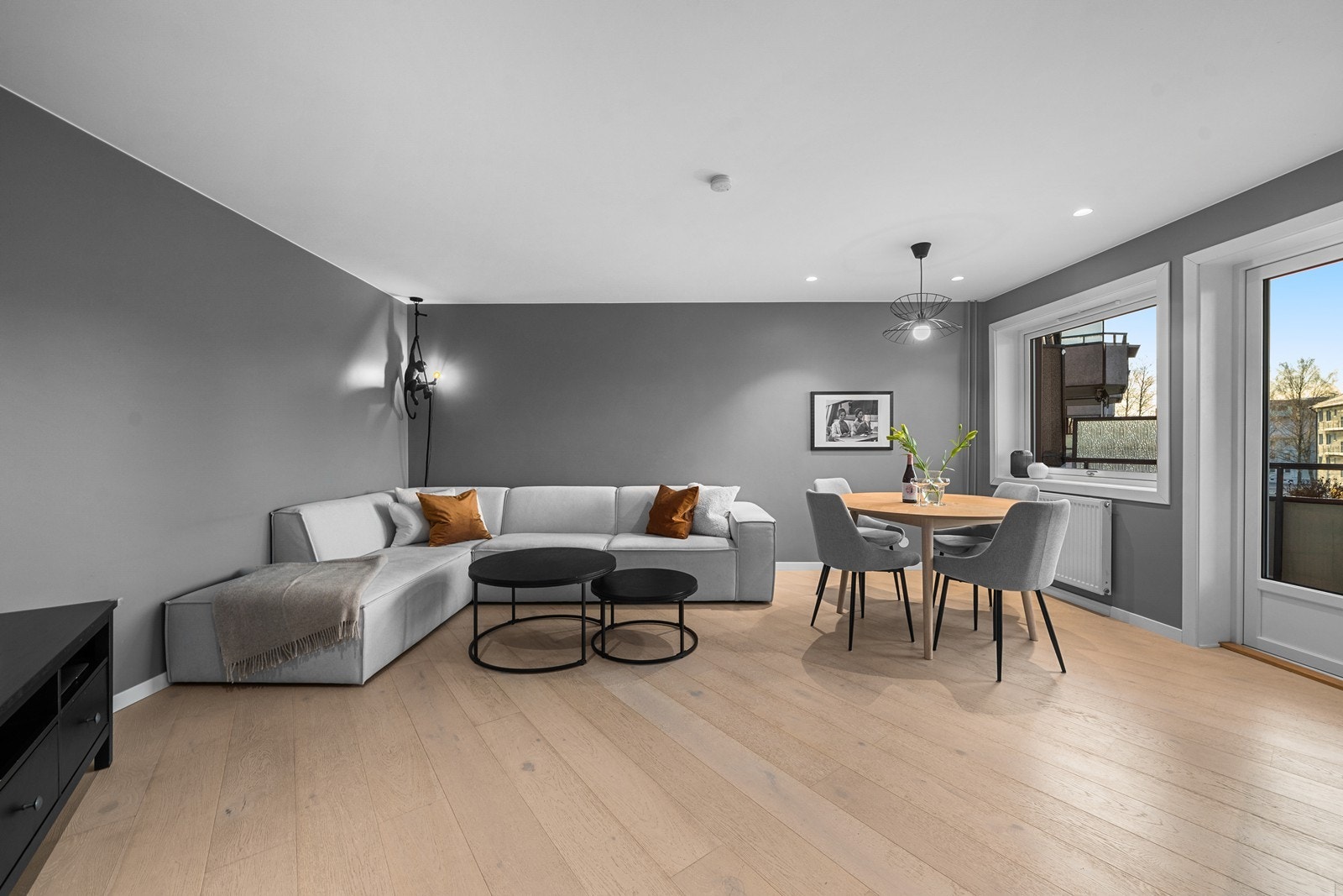 Stuen og allrommet - meget tiltalende rom med utgang til balkong. Moderne farger og en-stavs parkett, for å nevne noe Galleribilde