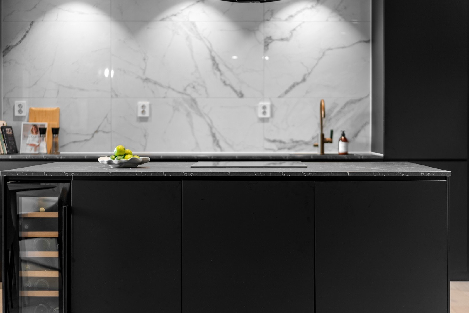 Stor kjøkkenøy med koketopp, og vinskap mm Galleribilde